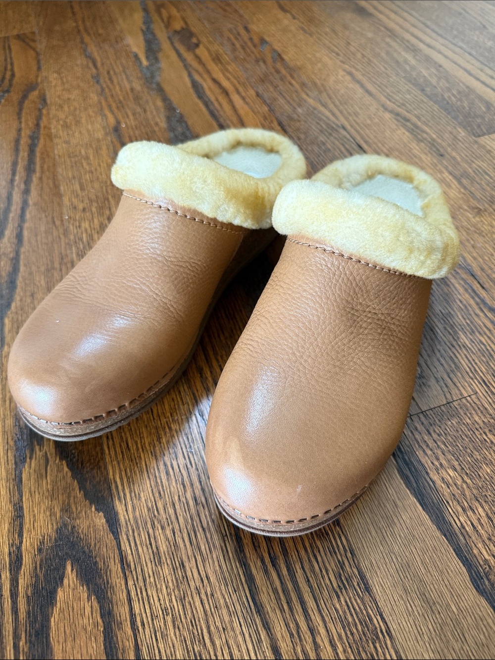 B41 Dansko Women’s 40/9.5-10 Tan Leather Shearling-Trim Slip-On Clogs